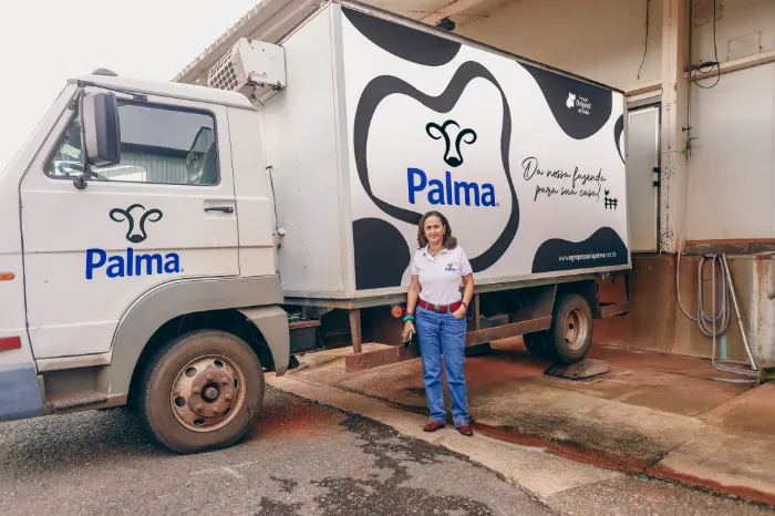 Caminhão da Palma carregado, com a frase escrita à mão no baú