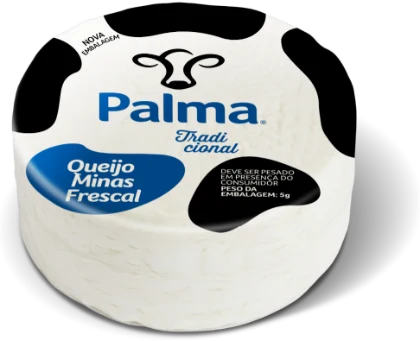 Peça redonda de Queijo Minas Frescal Palma tradicional, embalada, com selo azul